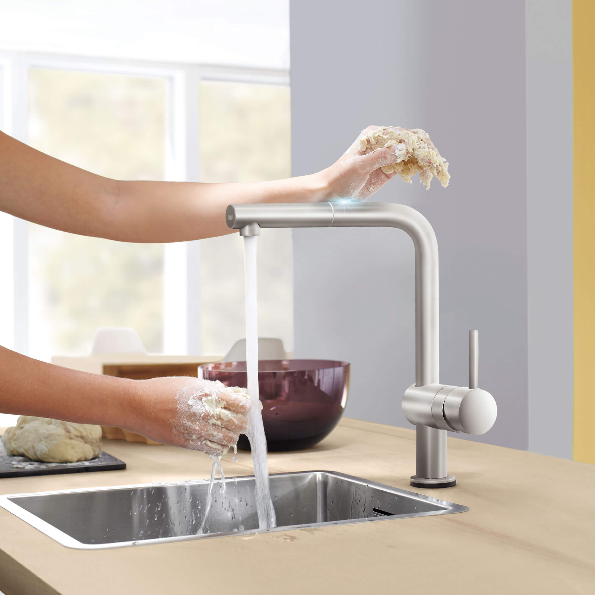 Bras utilisant la fonction tactile pour le robinet de cuisine de Minta Touch pour allumer l'eau courante